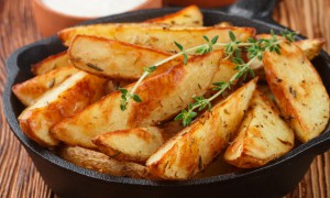 Cartofi wedges fierți și prăjiți