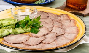 Limbă rasol cu sos de usturoi