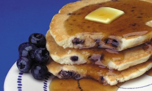 Pancakes cu afine - rețetă de clătite americane pufoase
