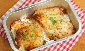 Piept de pui gratinat la cuptor, cu cașcaval și sos cremos