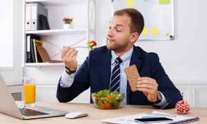 3 obiceiuri alimentare pentru a vă crește productivitatea la locul de muncă