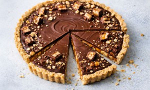 Tartă Snickers cu caramel sărat