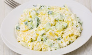 Salată de cartofi cu ouă și smântână