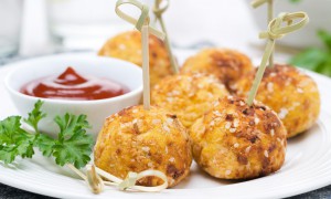 Chifteluțe de pui cu legume și susan