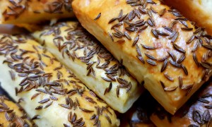 Sărățele cu brânză și chimen – o gustare delicioasă, gata în doar 30 de minute