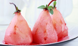 Pere în sos de vin - desert rafinat, cu vin roșu, scorțișoară și arome de citrice