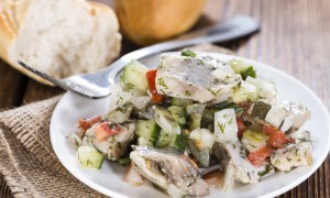 Salată grecească cu hering marinat. Rețetă rapidă (10 minute) și sănătoasă