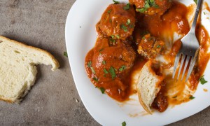 Chiftele marinate – rețeta clasică românească cu sos de roșii