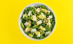 Salată cu nuci, kale, avocado și parmezan
