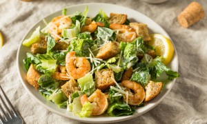 Salată Caesar cu creveți. Rețetă ușoară și delicioasă