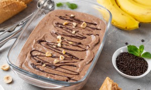 Înghețată cu ciocolată și banane