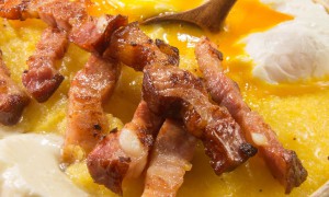 Taci și înghite - rețetă tradițională cu mămăligă în straturi