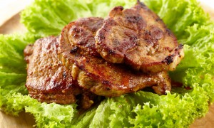 Cum faci ceafă de porc la grătar să iasă fragedă și bine făcută