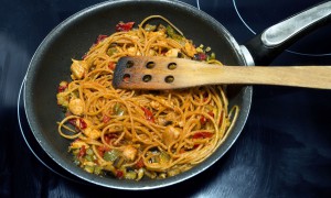 Spaghete cu pui și legume