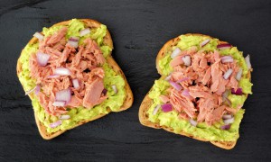 Sandviș cu avocado și ton - delicios și gata în 5 minute