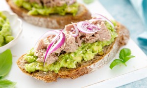 Bruschete cu ton și avocado. Un aperitiv delicios și ușor de făcut