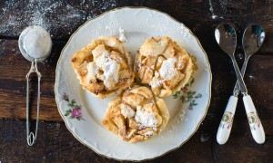 Prăjituri cu mere și glazură de cremă de brânză