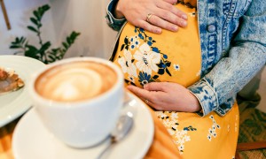 Cafea decofeinizată în sarcină. Căt de sigur este să o bei?