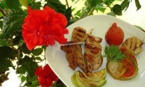 Carne impletita cu garnitura de legume si usturoi copt