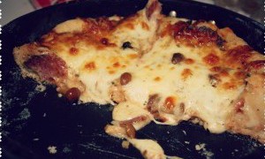Pizza de casa cu blat crocant