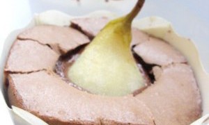 Prajitura de ciocolata cu pere umplute