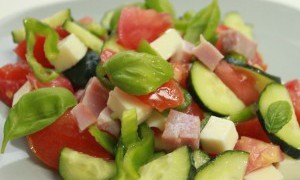 Salata asortata de legume cu bacon si branza
