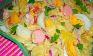 Salata de cartofi cu sos aioli si crenwursti