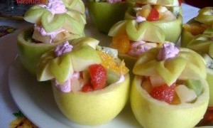 Salata de fructe in cupe de mere