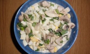 Salata de oua cu ciuperci si sos de iaurt