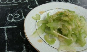 Salata din tulpini de telina