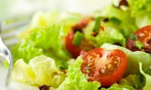 Salata verde cu castraveti si rosii