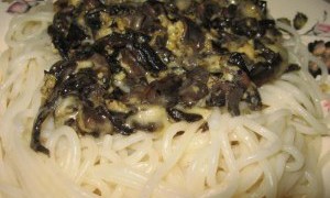 Spaghetti cu ciuperci champignon si cascaval