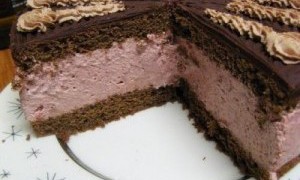 Tort de ciocolata cu mousse de zmeura si ciocolata