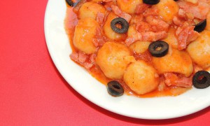 Gnocchi cu morcovi si cartofi(facuti in casa) in sos tomat