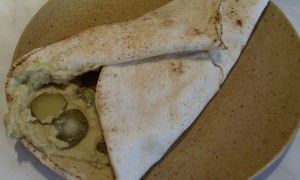Lipie cu pasta de naut (humus) si castraveti murati