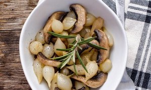 Mancare cu arpagic si ciuperci la slow cooker Crock Pot