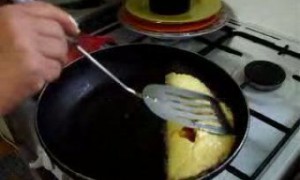 Omleta Calzone cu carnati