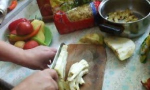 Paste la cuptor cu legume, carnati si branza