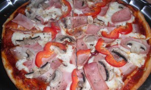 Pizza cu bacon si sunca