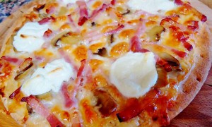 Pizza cu sos de ciuperci si crema de branza