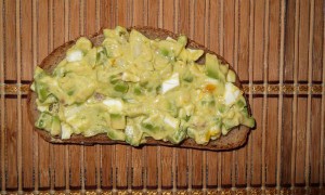 Salata de avocado cu ou