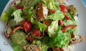 Salata de cruditati cu surimi pane