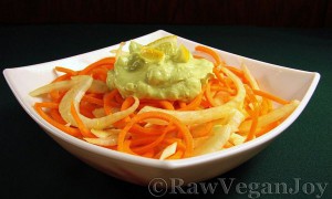 Salata De Fennel Cu Sos Picant De Avocado (raw Vegan)
