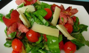 Salata de spanac crud cu carnati