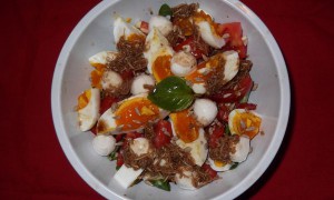 Salata de valeriana cu oua si mozzarella.