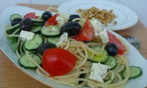 Salata greceasca cu spaghetti