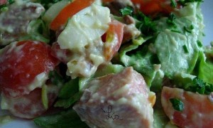Salata picanta cu rondele de somon afumat