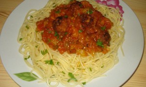 Spaghete cu chiftelute in sos picant