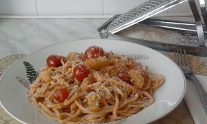 Spaghete cu rosii,dovlecei si cascaval