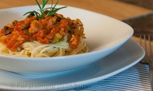 Spaghettini cu sos simplu si ierburi aromatice